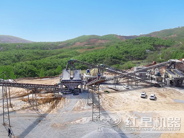 小型環(huán)保石頭制砂機生產現場