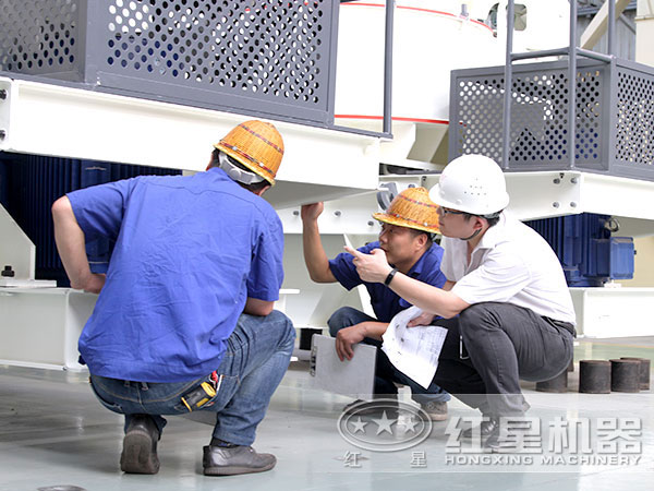 技術(shù)人員對制砂機(jī)成品檢查