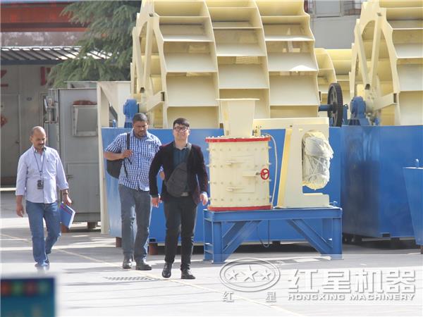 來廠參觀、了解洗砂機(jī)的客戶
