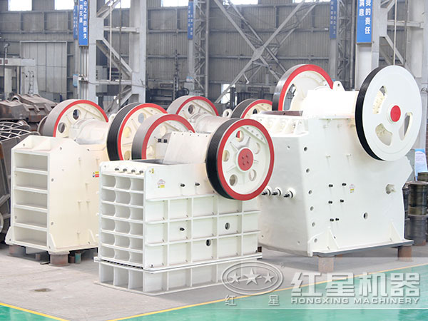 車間擺放的不同類型、型號(hào)的顎破