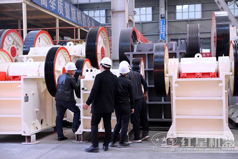 顎式破碎機設備廠區(qū)