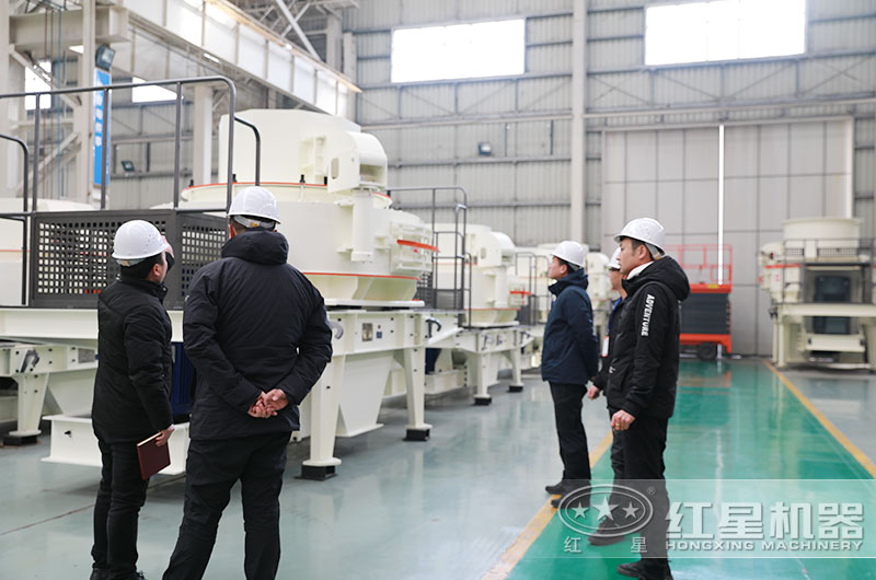客戶來(lái)廠考察石頭碎砂加工設(shè)備
